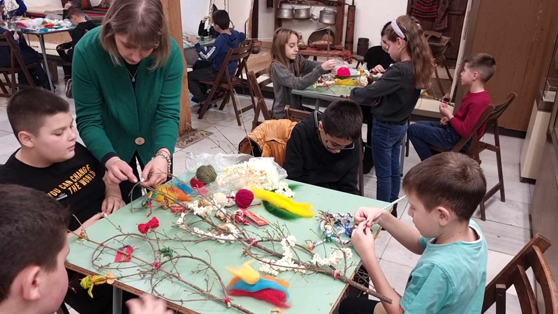 Възпитаници на ИНУ Христо Ботев гостуваха на Работилницата за сурвачки в РИМ-Плевен